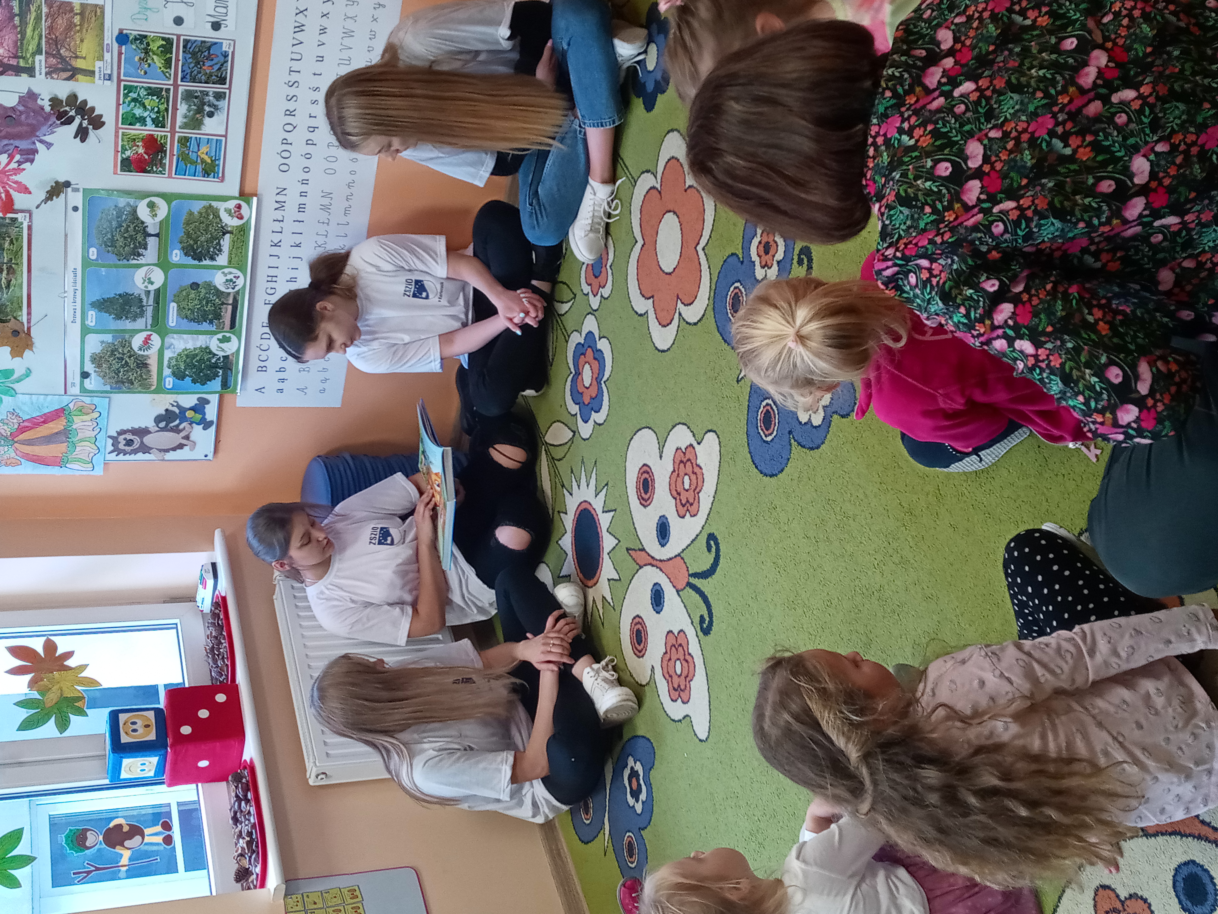 wolontariusze ze Szkolnego Klubu Wolontariatu podczas odwiedzin w przedszkolu w Domu Dziecka w Kartuzach