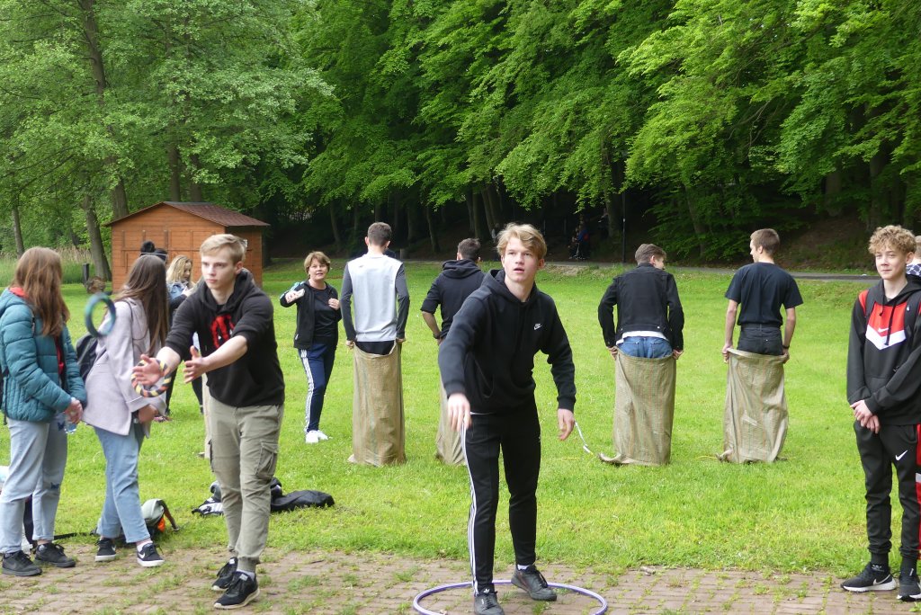 Uczniowie wykonują zadania związane z aktywnością fizyczną w Gaju Świętopełka
