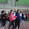 Uczniowie tańczą belgijkę
