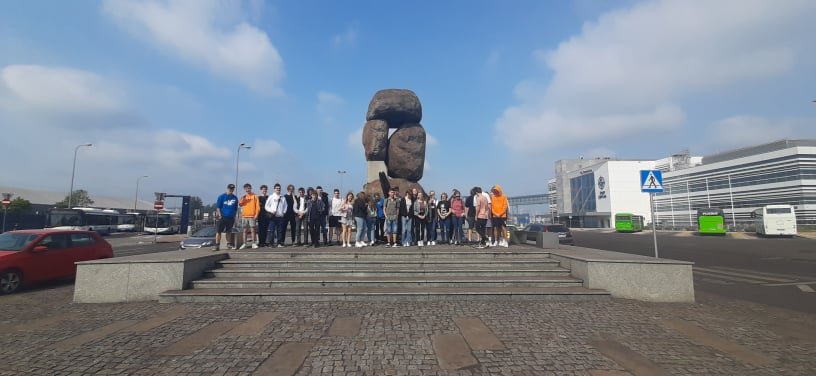 Zdjęcie grupowe pod pomnikiem w Gdyni