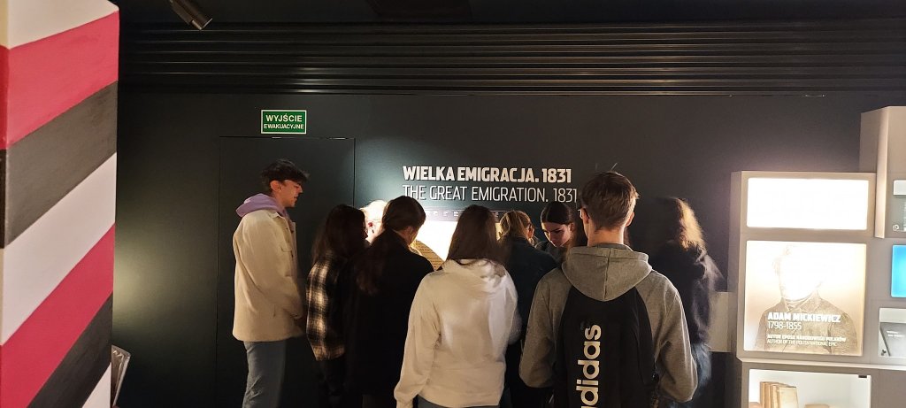 Muzeum Emigracji młodzież na ścieżce edukacyjnej
