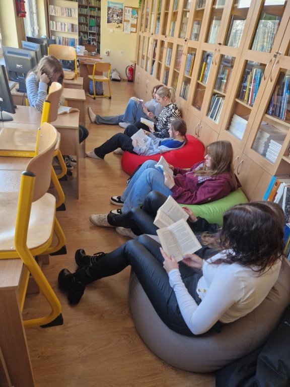 Uczniowie czytający książki