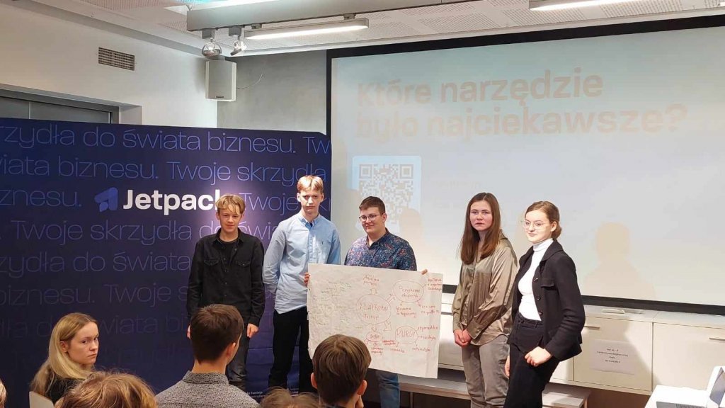 Uczeń klasy 2TI Franciszek Wierzba wraz ze swoją grupą prezentuje projekt firmy