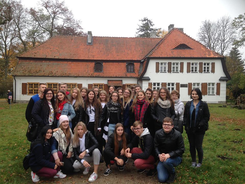 Zdjęcie grupowe uczniów przed Muzeum Hymnu Narodowego