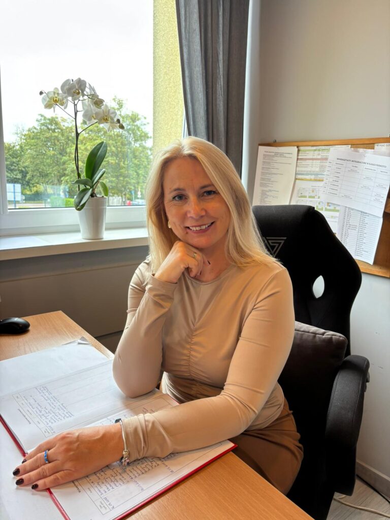 Pani pedagog siedzi przy swoim biurku