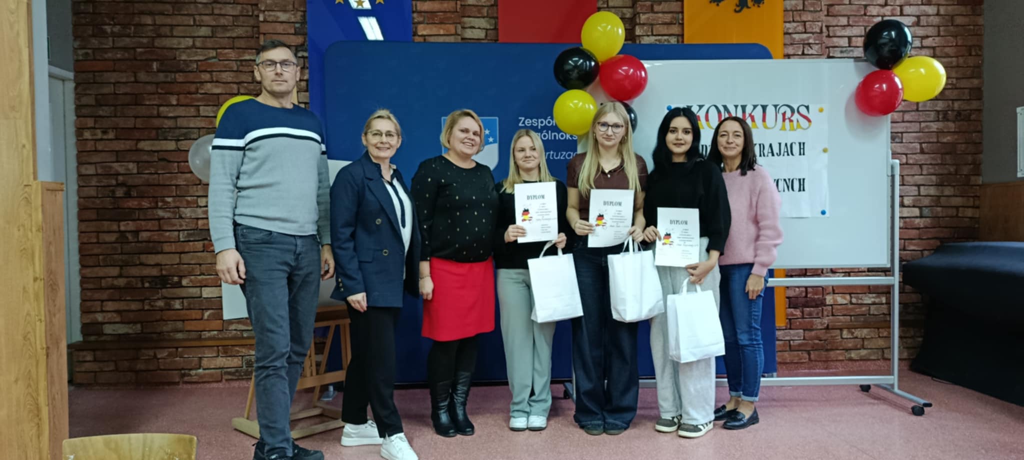 Laureaci trzech pierwszych miejsc wraz z p. dyrektor Joanną Stencel oraz nauczycielami j. niemieckiego