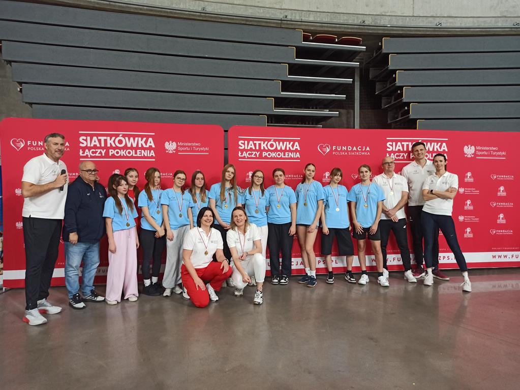 Izabela Bełcik, Natalia Bamber, Milena Rosner, Wojciech Grzyb, Mariusz Szyszko i uczniowie ZSZiO w Kartuzach