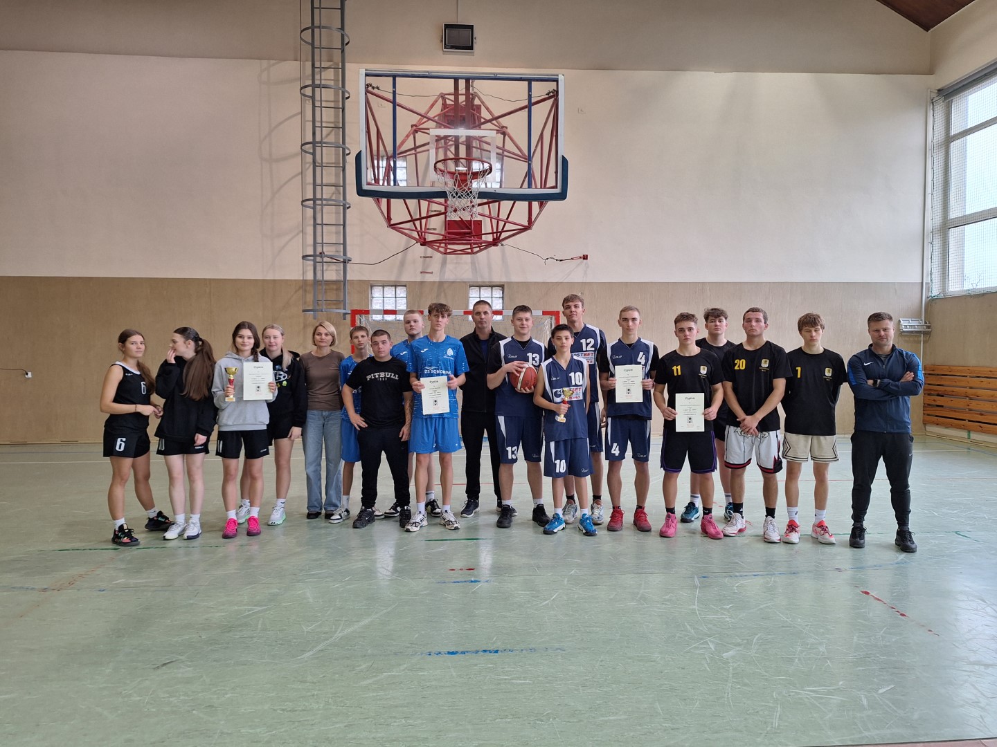 Zdjęcie grupowe trenerów oraz zawodników z pucharami i dyplomami