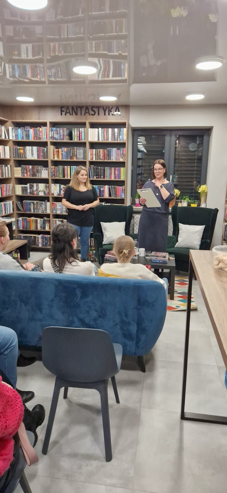 Pani Paulina prowadzi spotkanie w bibliotece, a uczennice słuchają