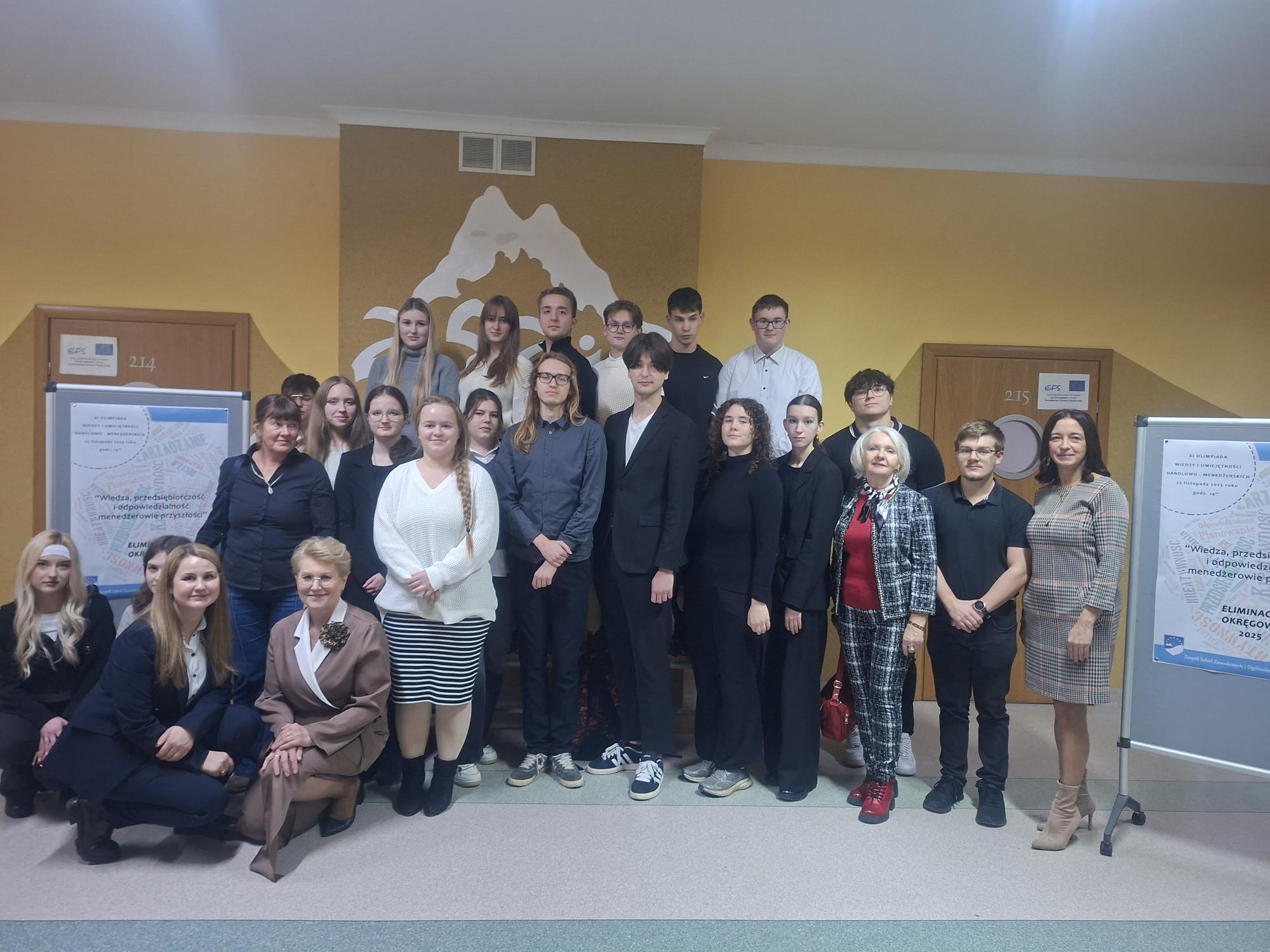 Uczniowie biorący udział w zawodach okręgowych Olimpiady WIUM w Kartuzach oraz ich opiekunowie. 