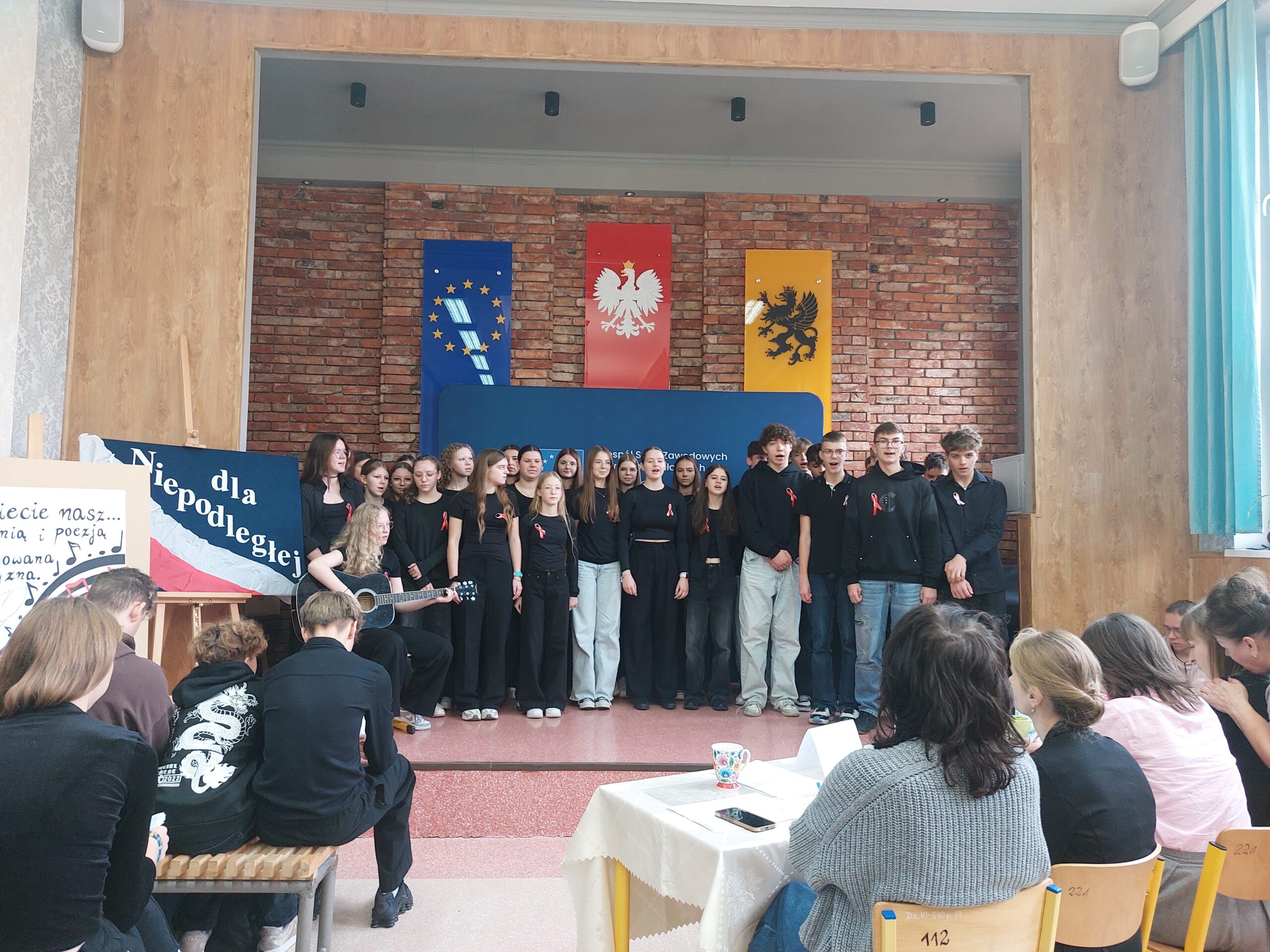 Klasa 1 TE podczas występu na konkursie - Świecie nasz... Pieśnią i poezją malowana Ojczyzna