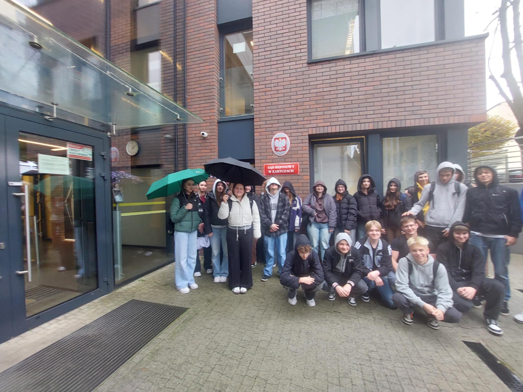 Klasa III TE przed budynkiem sądu