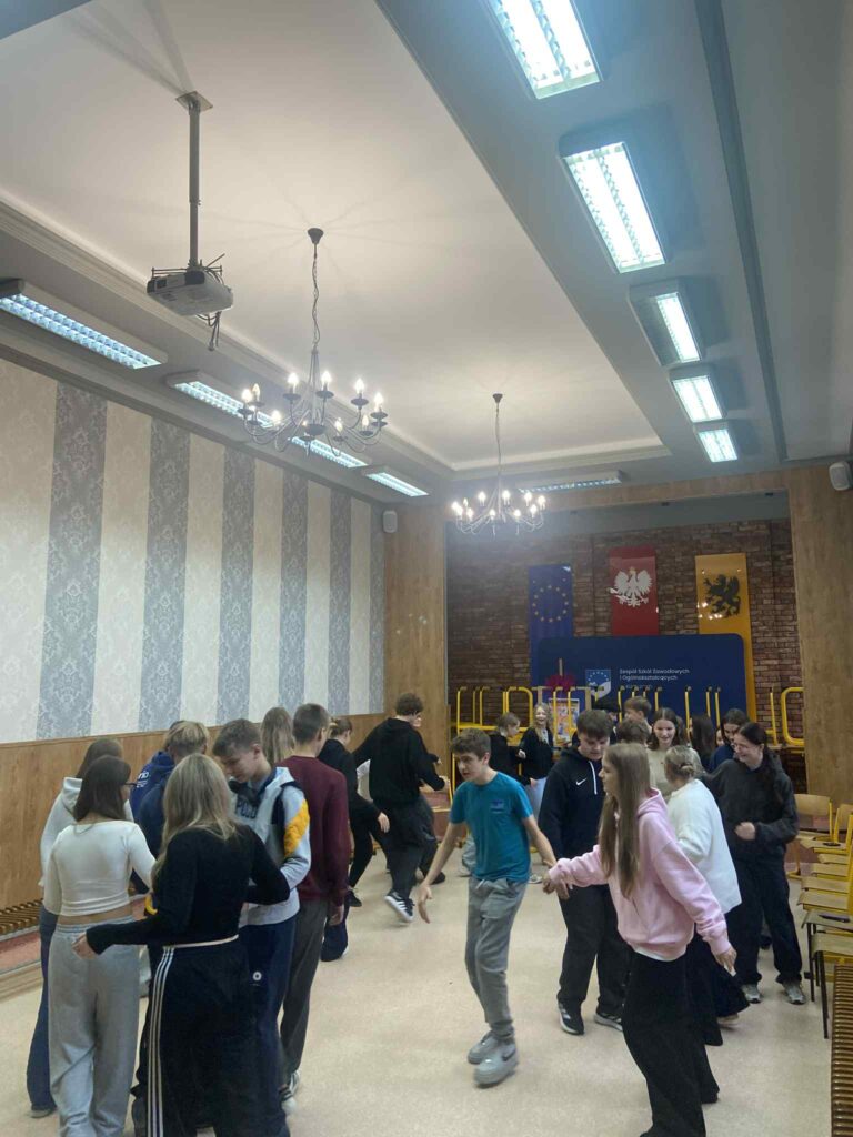 Uczniowie tańczą belgijkę