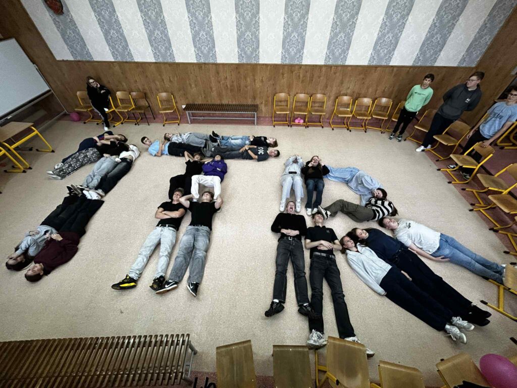 Uczniowie ułożyli z siebie napis 1TR