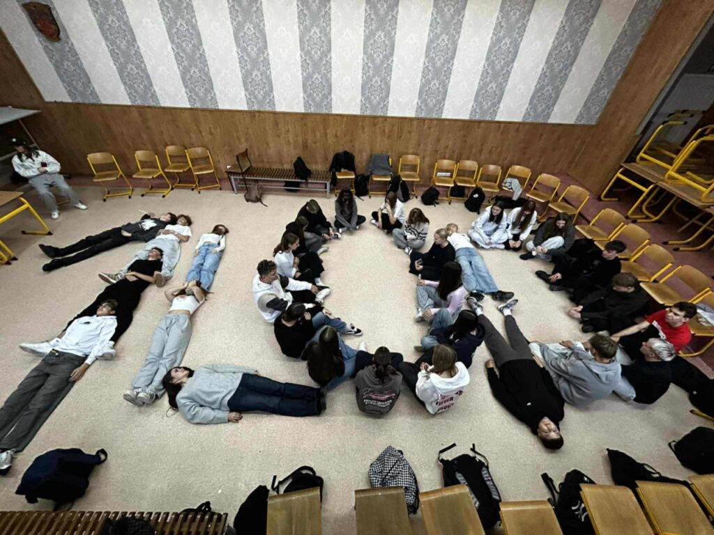 Uczniowie ułożyli z siebie napis 1 LO D