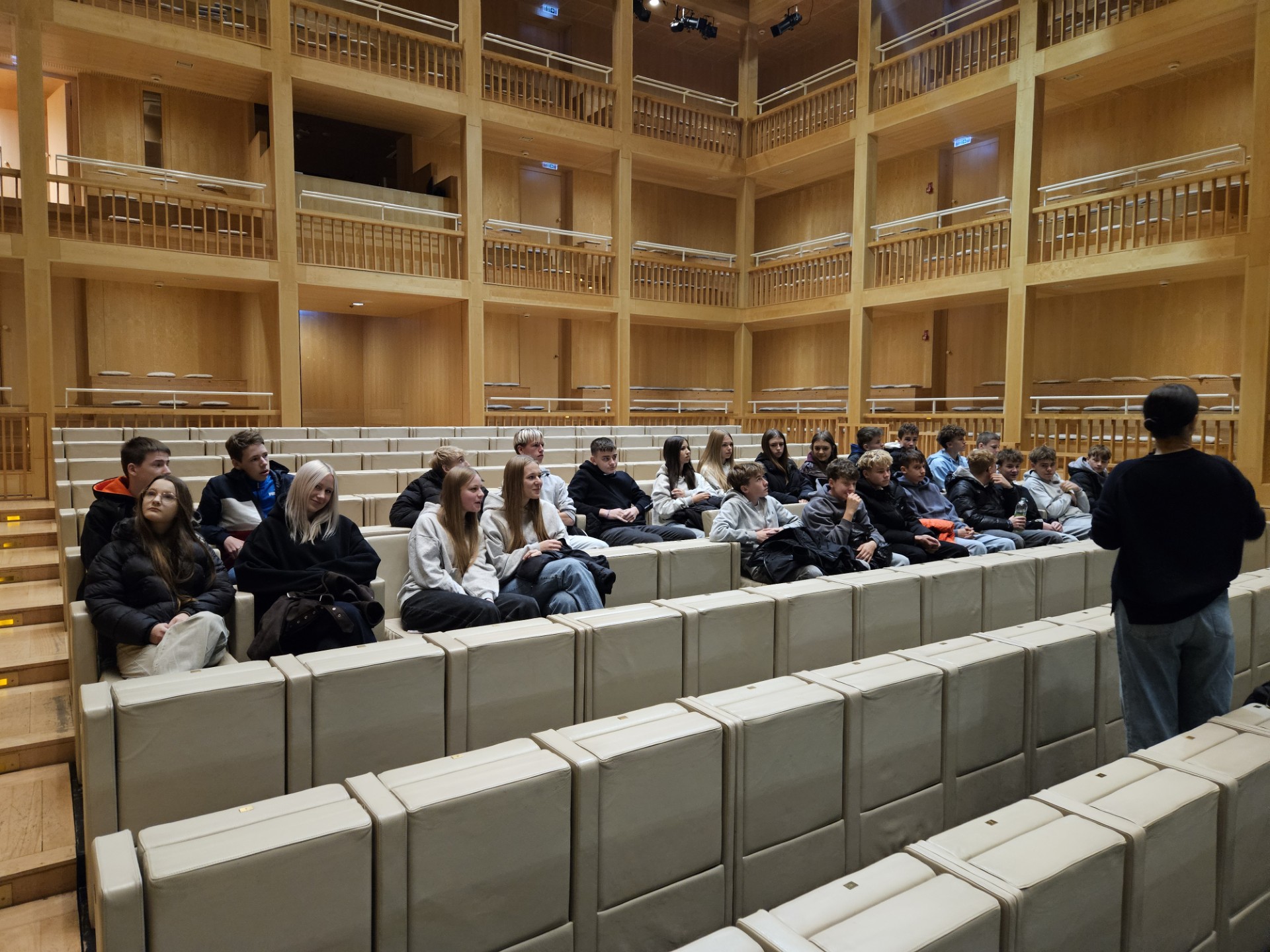 Klasa 1TH na widowni Teatru Szekspirowskiego