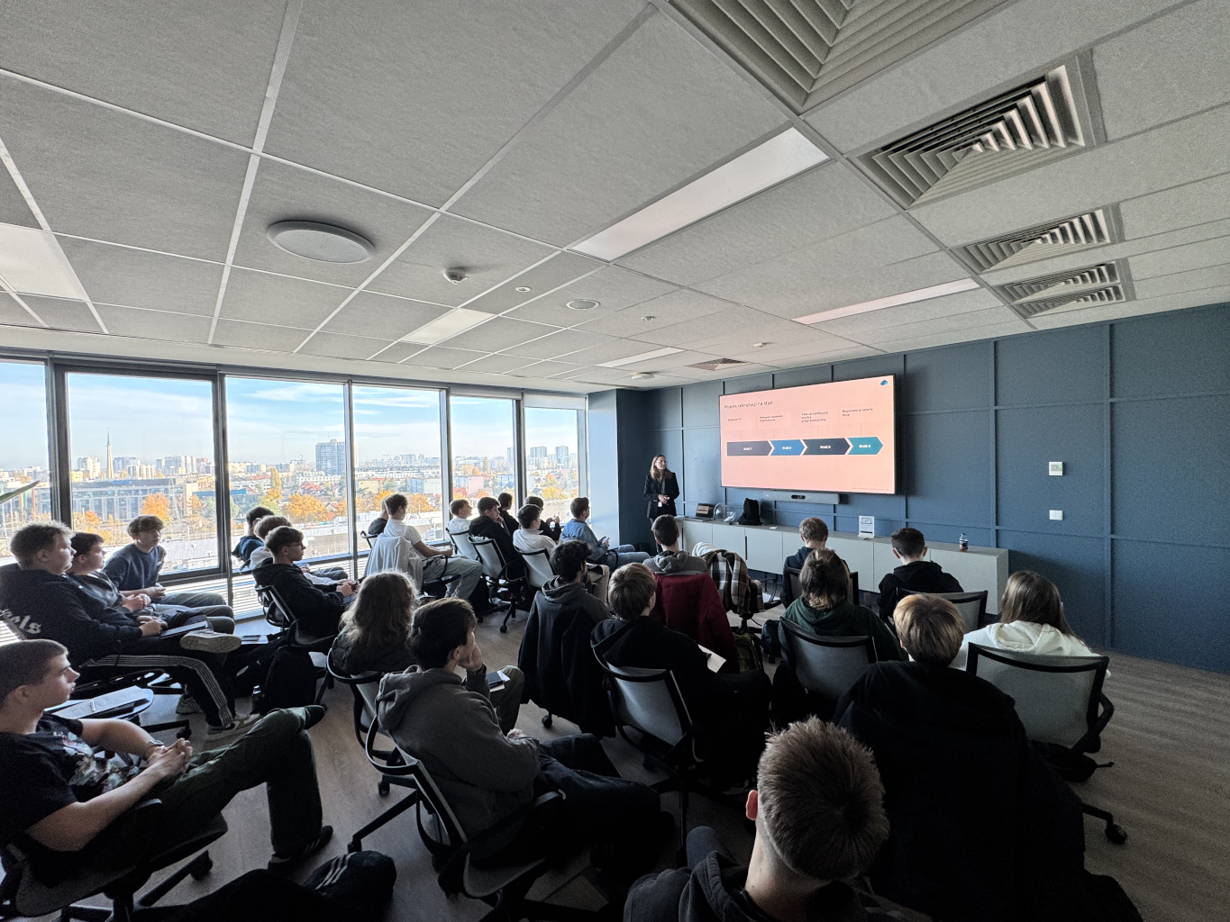 Uczniowie 2TI podczas wykładu "Staż w IT - ścieżka Hani"