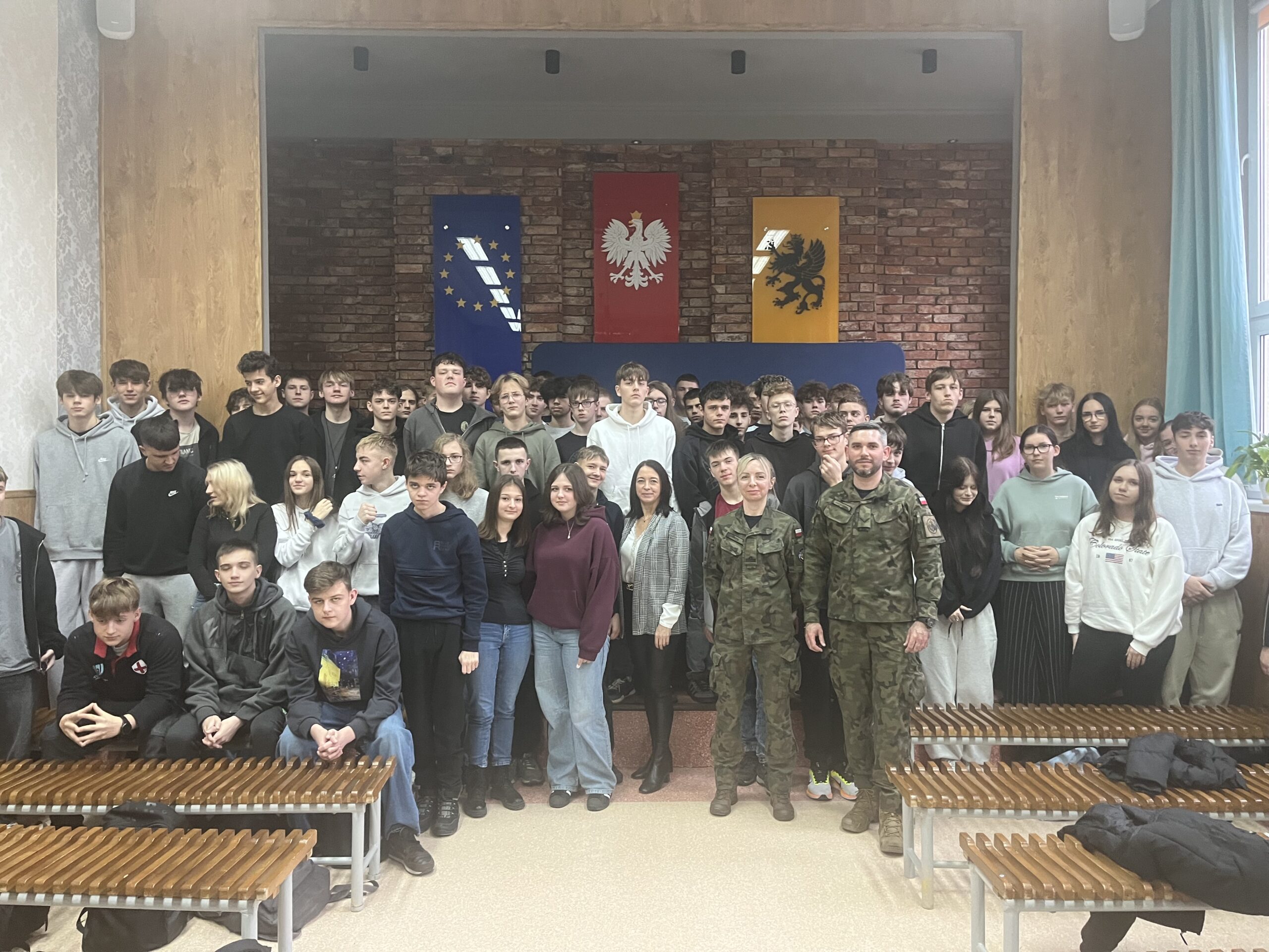 młodzież z klasy II TI, II TH i III TRH z żołnierzami 6 Ośrodka Radioelektronicznego w Gdyni