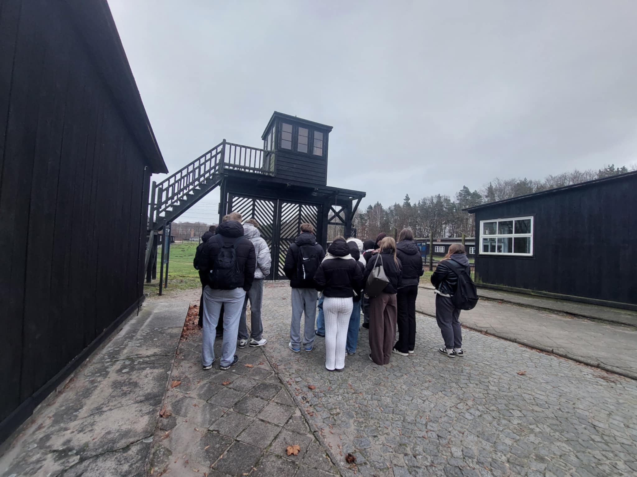 brama wiodąca na teren obozu