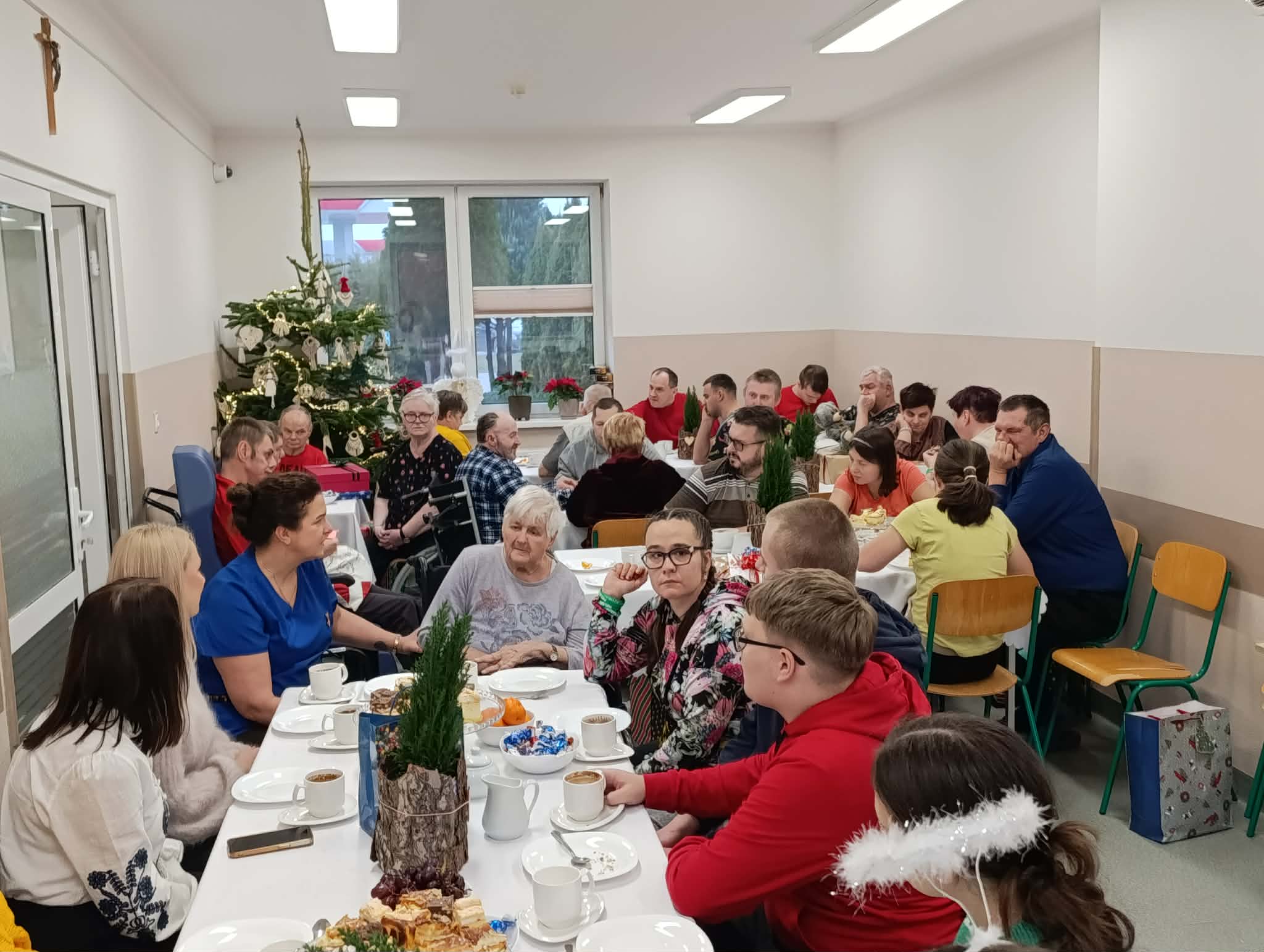 Uczniowie z mieszkańcami DPS przy świątecznym stole 