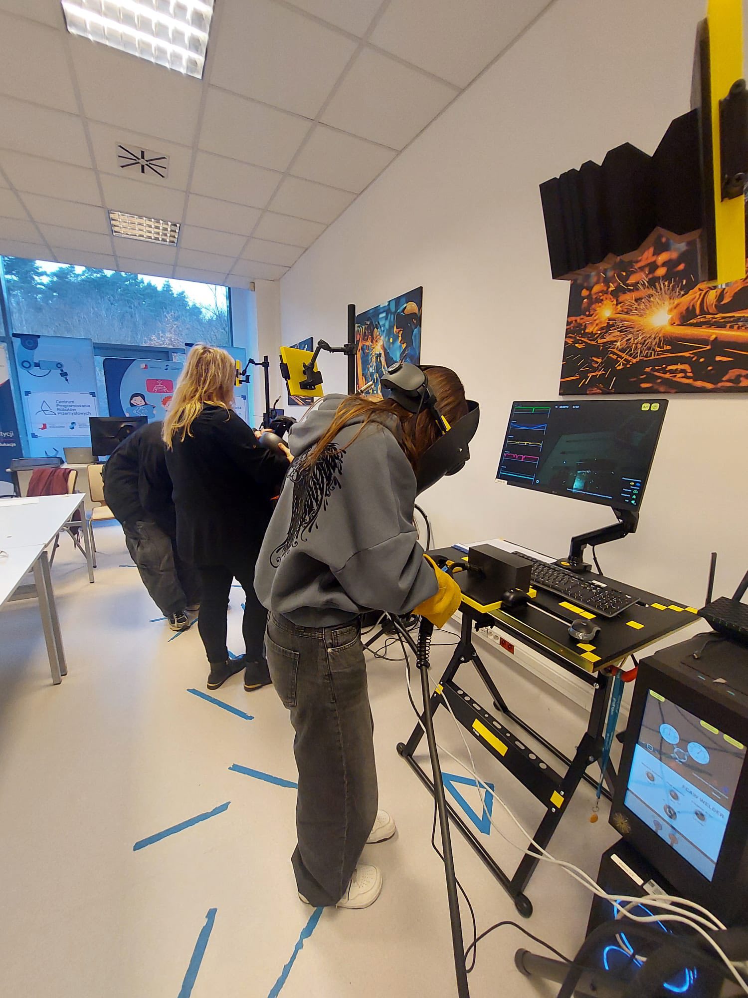 uczniowie w goglach VR