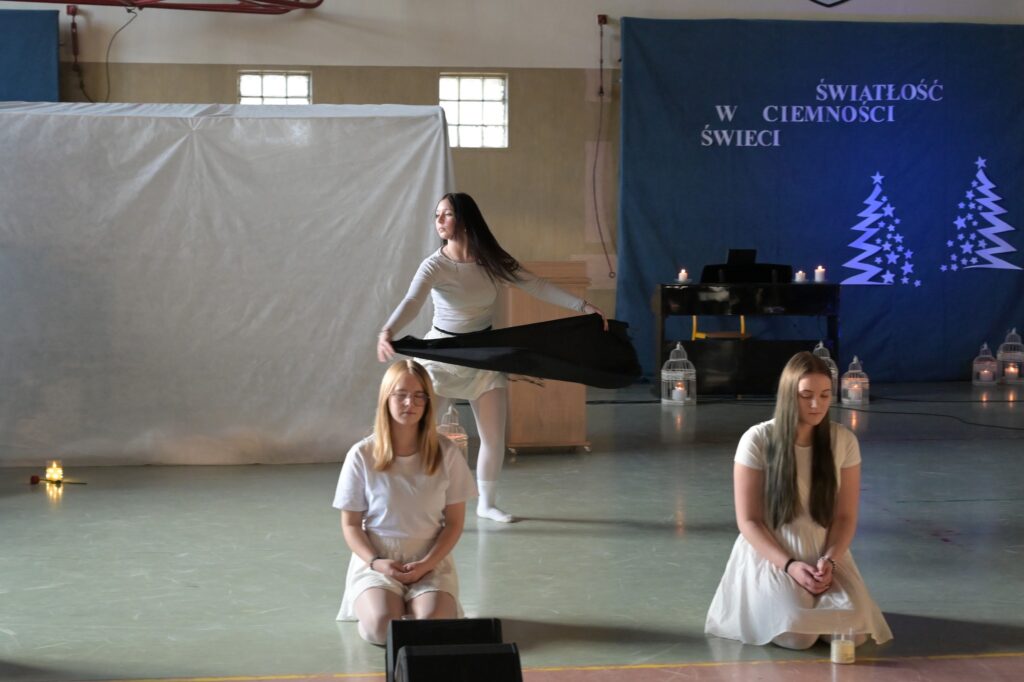 uczennice ze szkolnego kola tanecznego