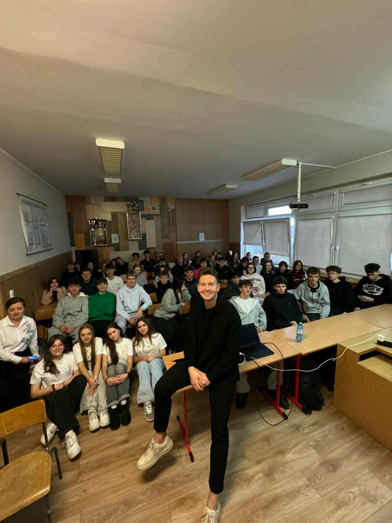 uczniowie klas II i III podczas spotkania z psychologiem spotowym