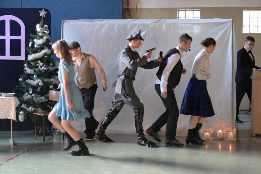 uczniowie przedstawiający scenę pojmania małżonków