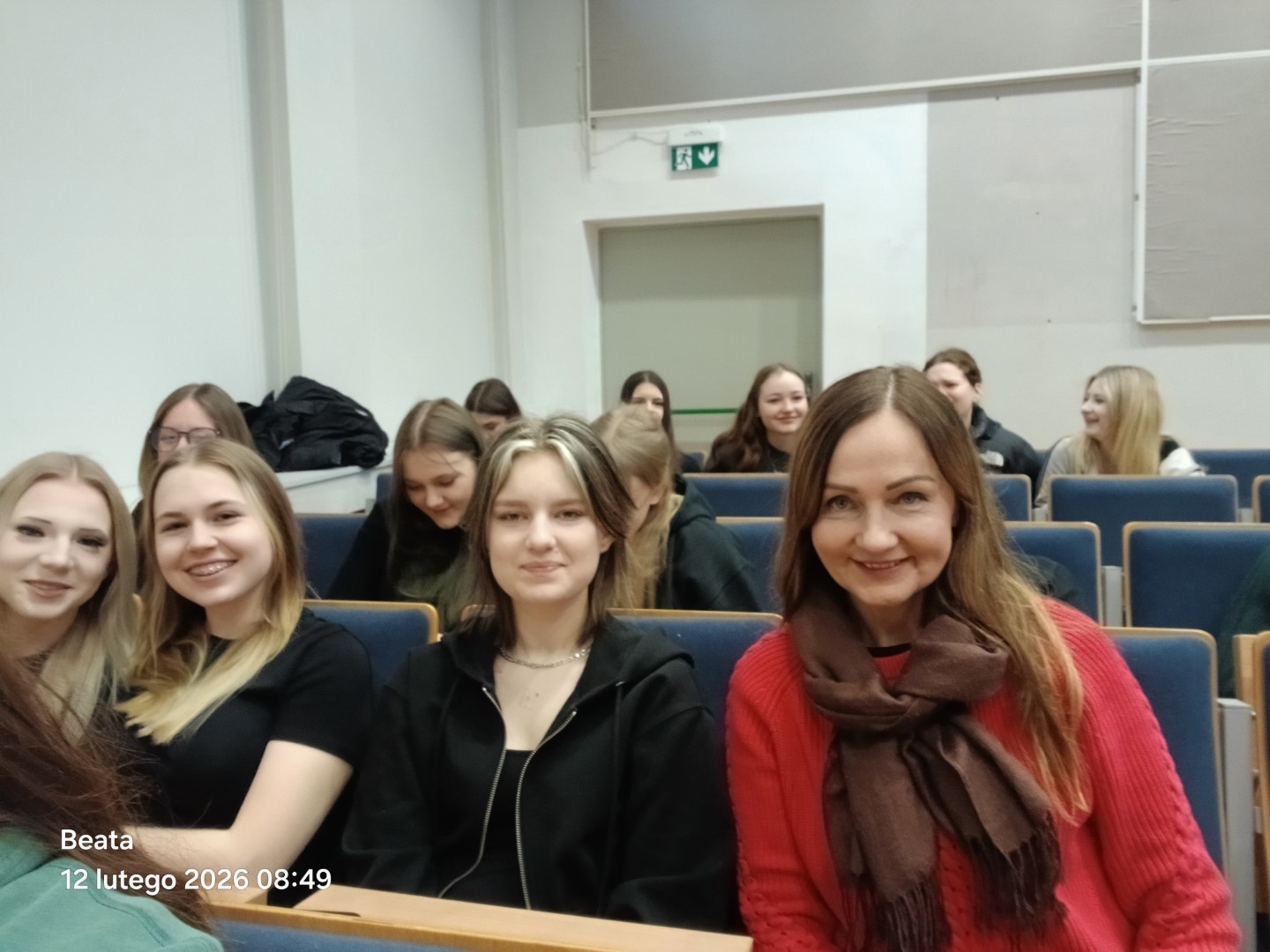 Pani Beata Paczoske wraz z podopiecznymi na auli wykładowej.