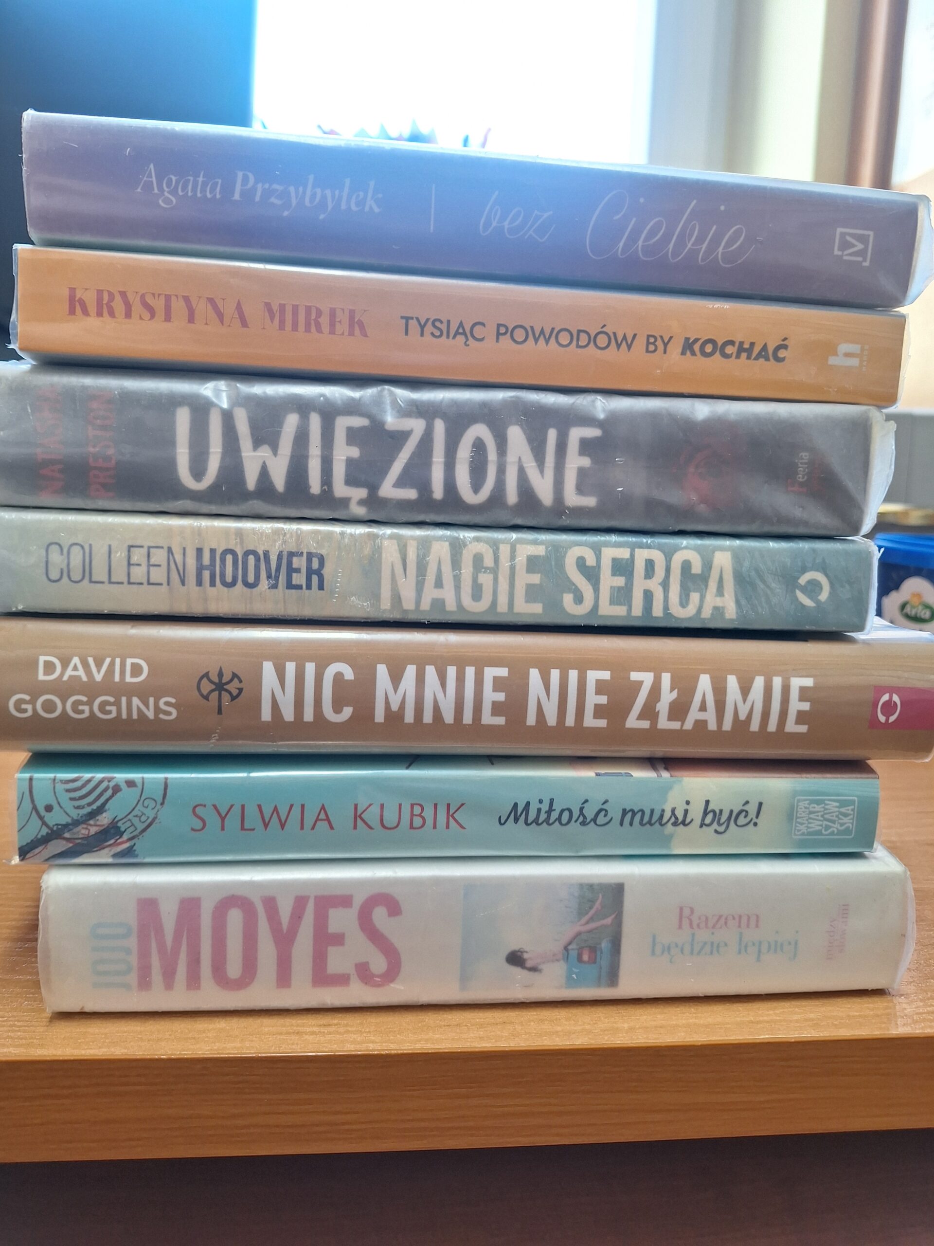 zdjęcie ilustracyjne stosu książek