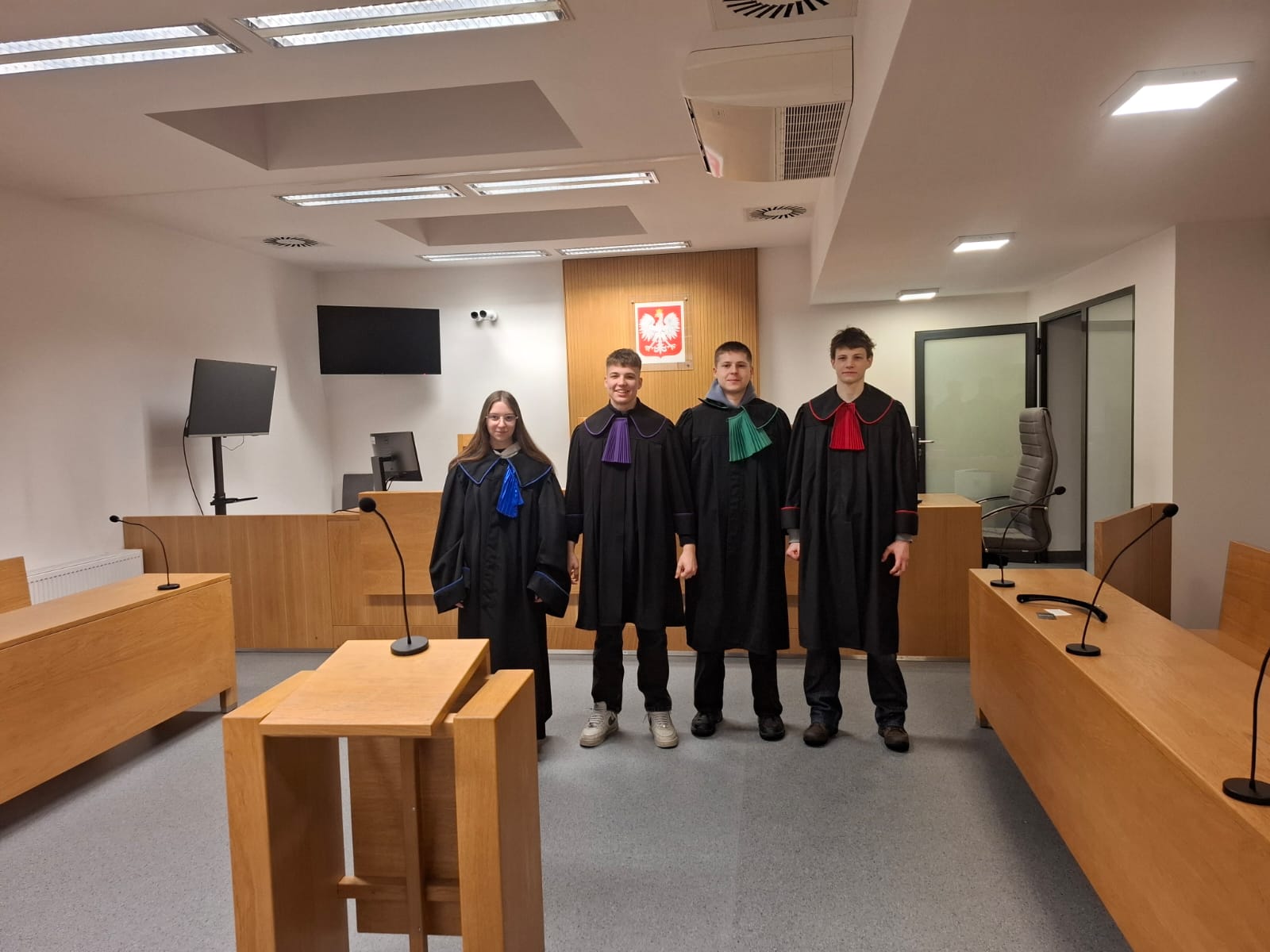Uczniowie w sądzie.
