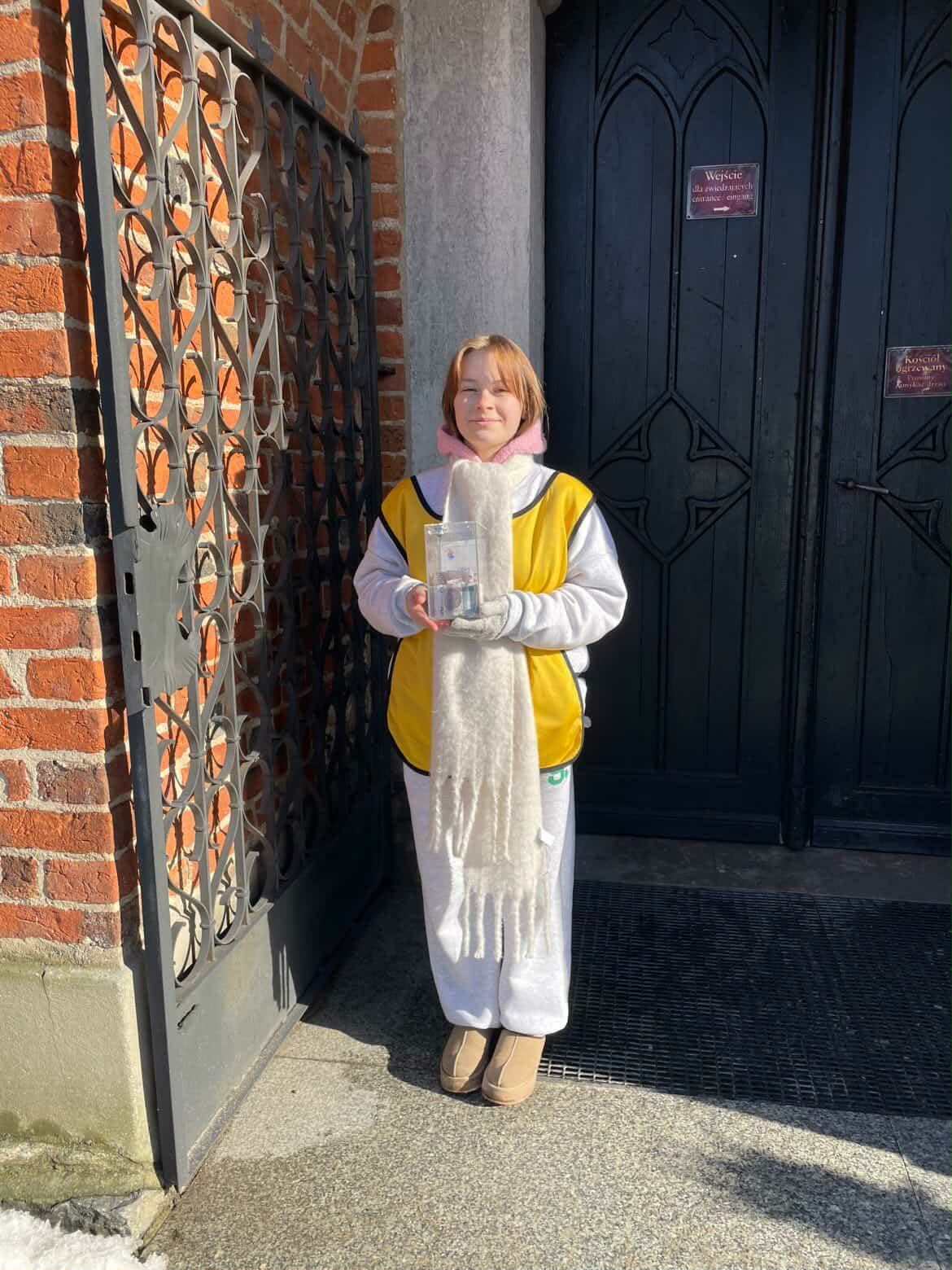 Uczennica kwestująca pod kartuską kolegiatą