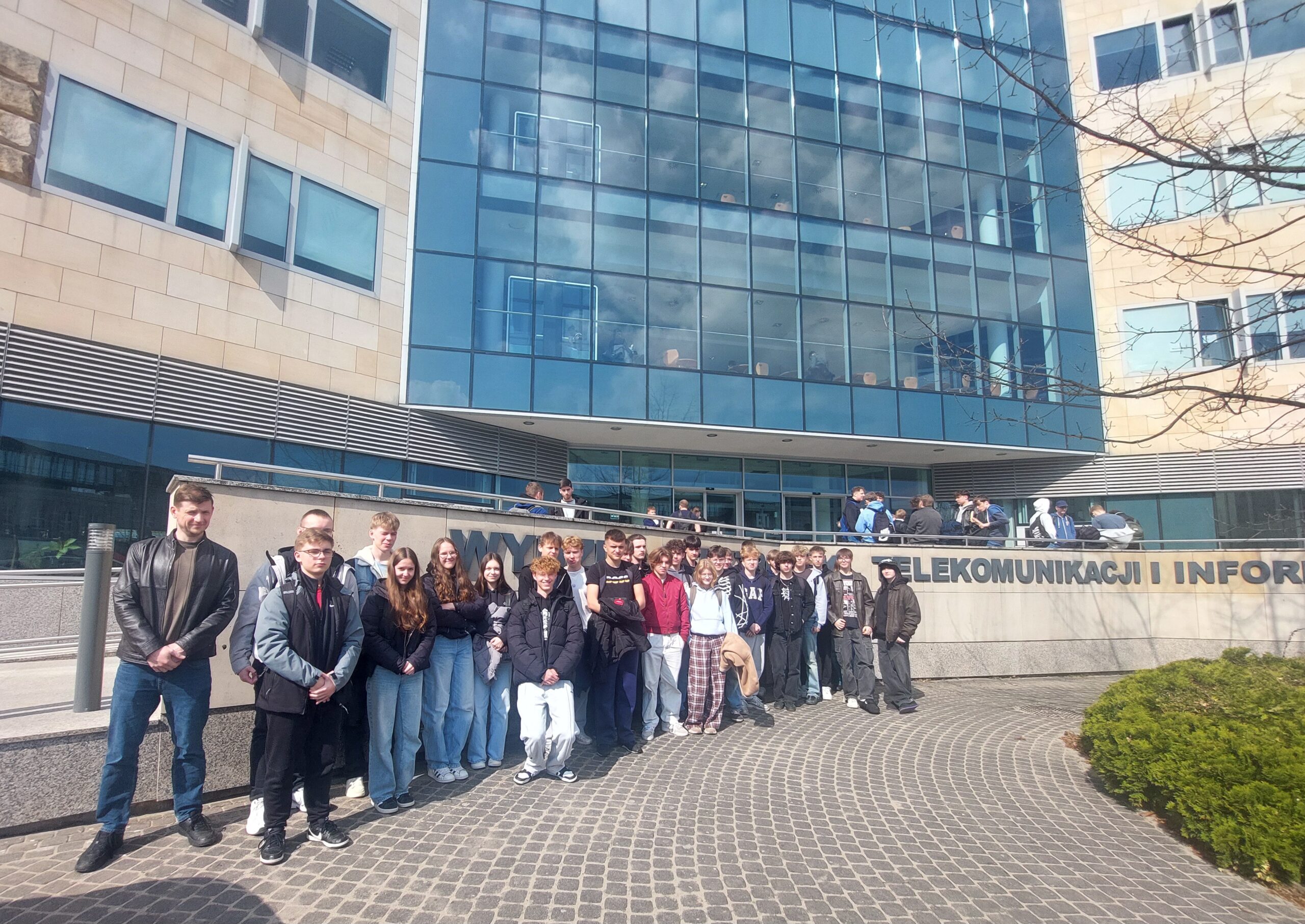 Zdjęcie przedstawia klasę 3 TI przed Wydziałem Elektroniki, Telekomunikacji i Informatyki PG