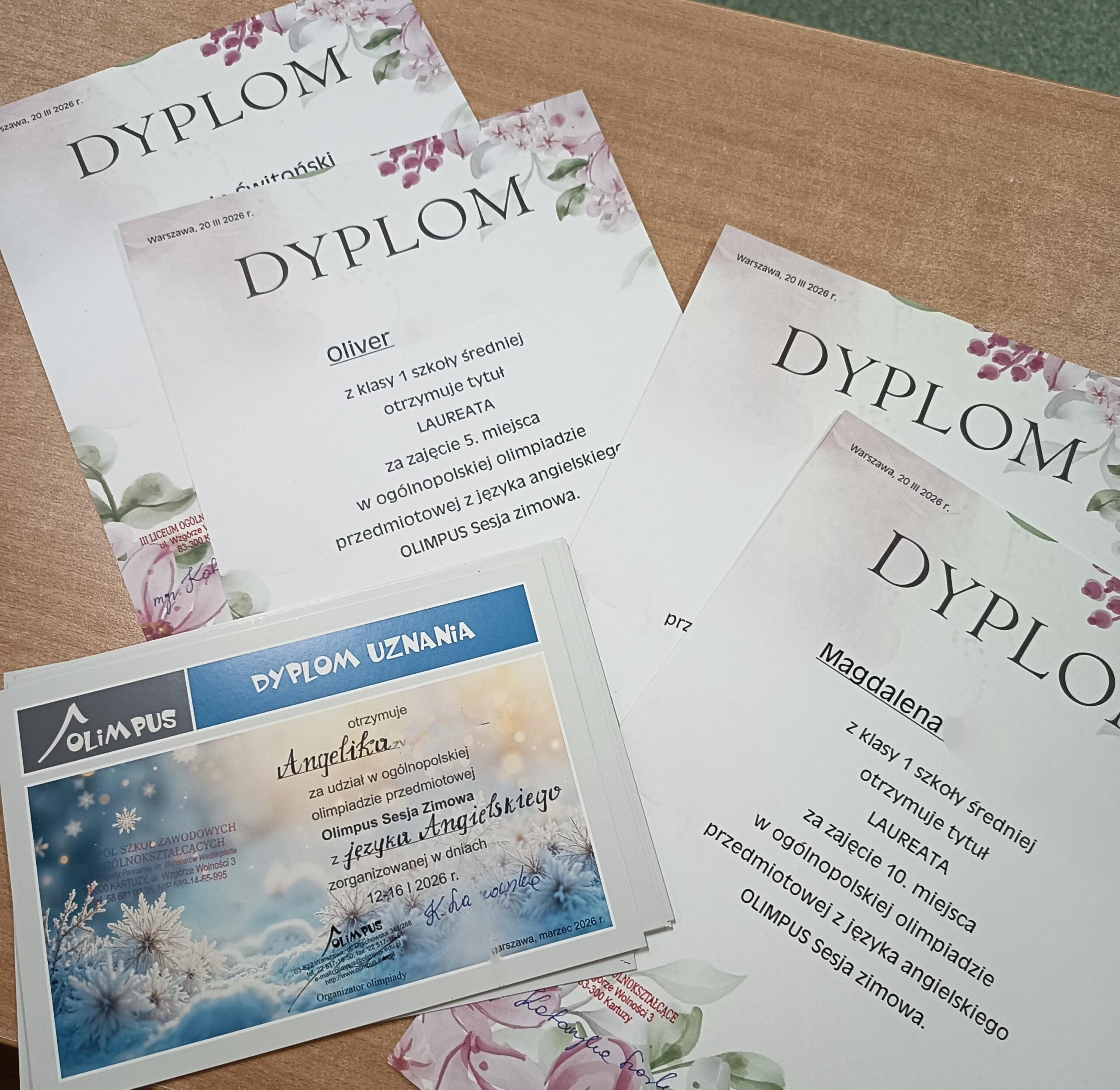 dyplomy rozłożone na blacie