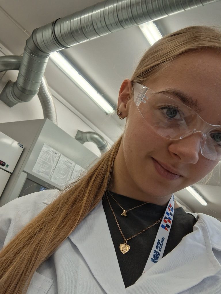 Uczennica kl. III TH na zajęciach panelu biologiczno- chemicznego