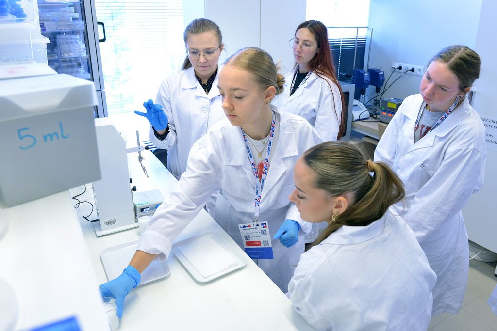 Uczennica kl. III TH warsztatach biologiczno- chemicznych