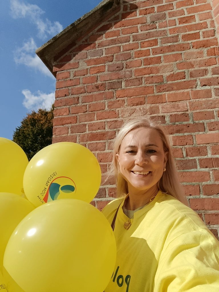 Opiekunka szkolnego klubu wolontariatu z balonami