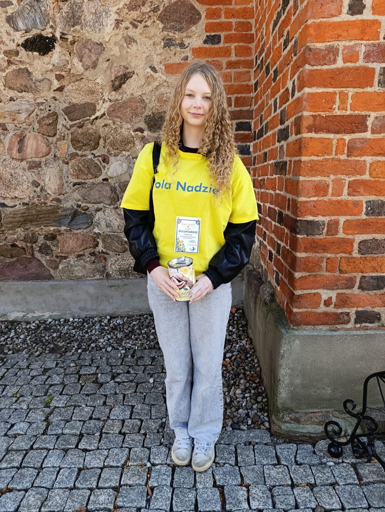 Wolontariuszka przed Kolegiatą