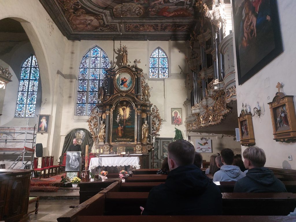 Na zdjęciu widoczni uczniowie klasy 2 TI, słuchający wykładu ks. proboszcza parafii polskokatolickiej pw. Bożego Ciała w Gdańsku_