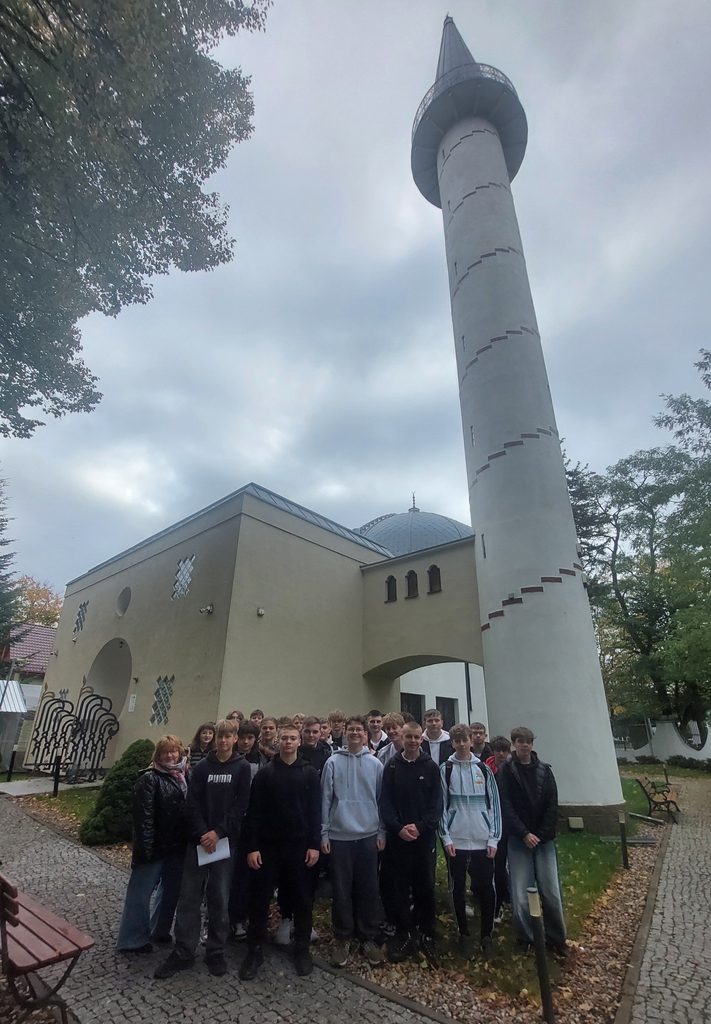 Zdjęcie grupowe, na którym znajdują się uczniowie klasy 2 TI oraz p. Marlena Meisner-Kwiatkowska na tle meczetu w Gdańsku_